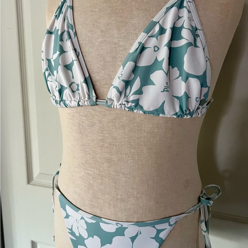 Volcom Women’s Bikini Set - Picture 2 of 4